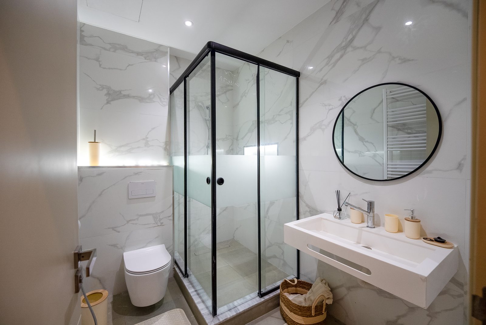 Salle de bain en marbre d'une demeure de luxe à Alger