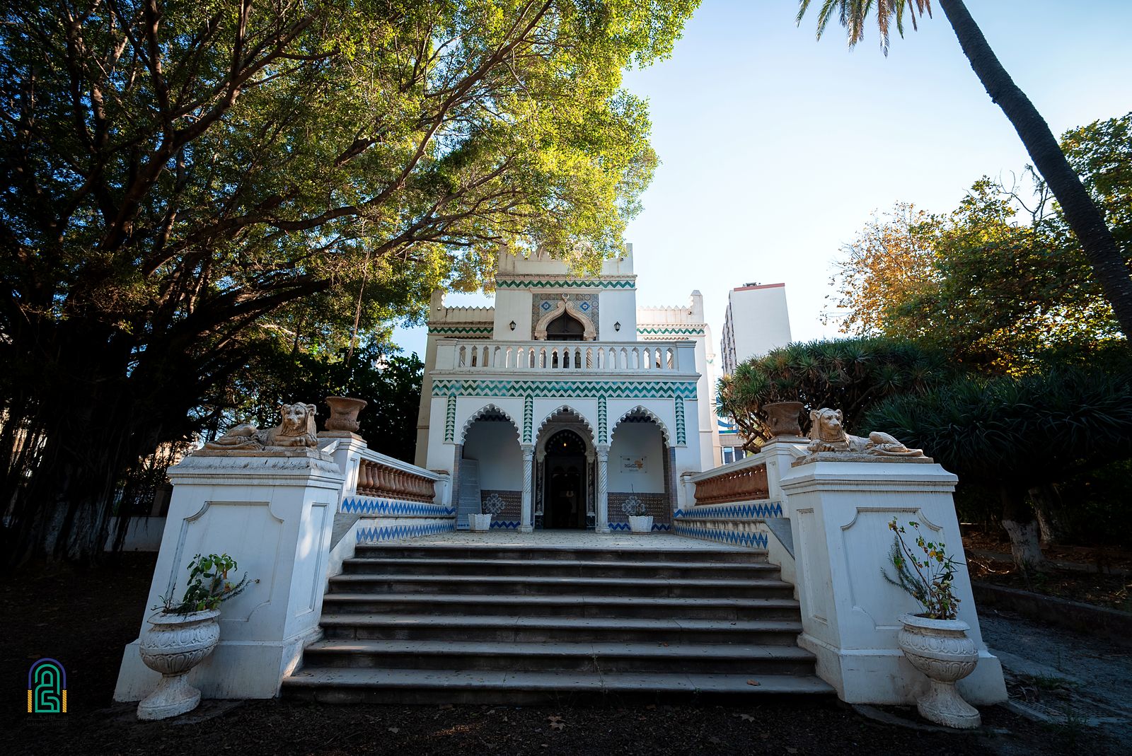 L'escalier qui mène au pavillon, au milieu d'un jardin de plus d'un hectare.