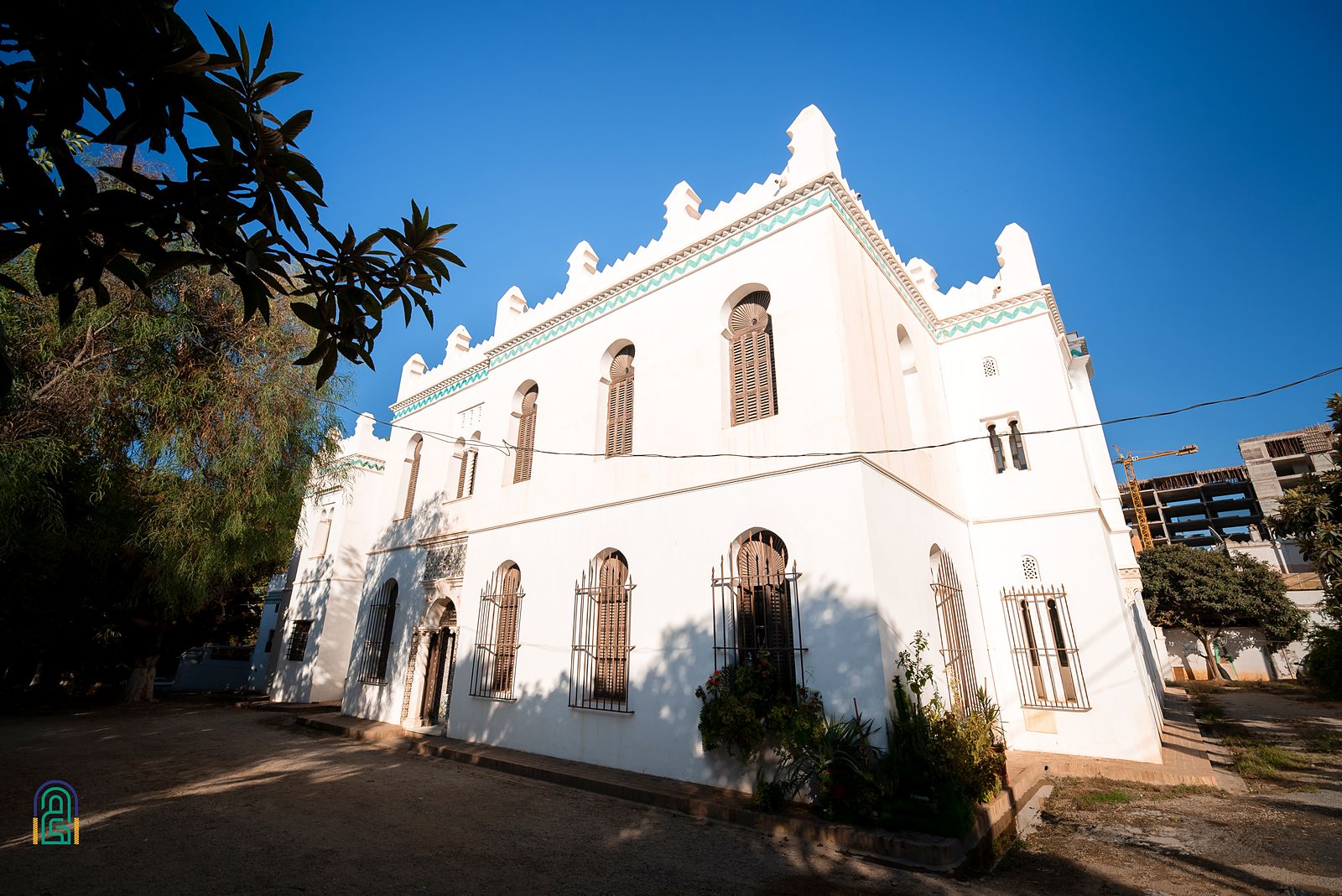 Façades blanches, merlons et frises de céramique : la villa aujourd'hui.