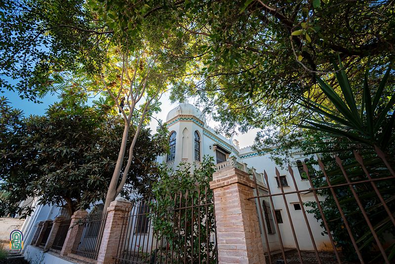 Le domaine, planté d'arbres anciens.