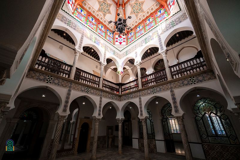 La cour intérieure et sa verrière colorée, cœur de la maison.
