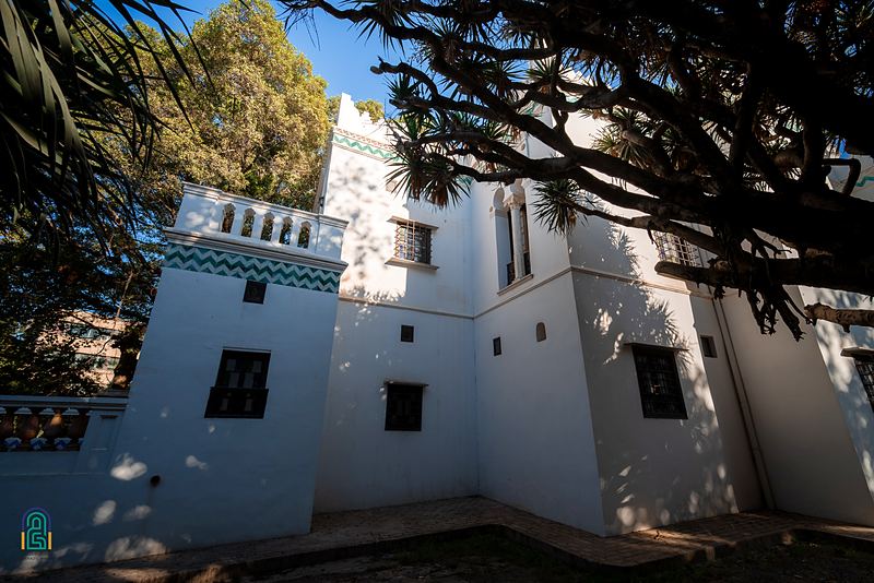 Une tour d'angle, sous les grands arbres du domaine.
