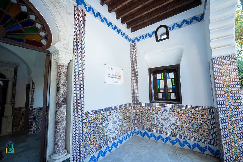 Vestibule aux murs habillés de faïence.